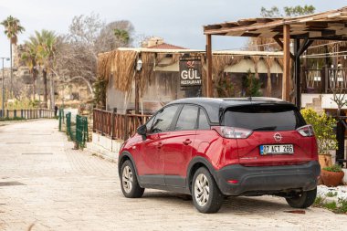 Taraf; Türkiye Şubat 04: 2024: Sıcak bir günde sokağa park edilmiş kırmızı Opel Kavşağı, bir binanın arka planına karşı. 