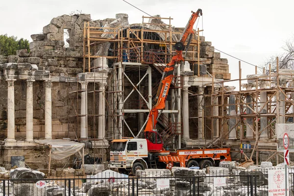 土耳其2024年2月4日 在侧城重建一座旧建筑 建筑的形式是向建筑工地举起石头的滑梯 — 图库照片
