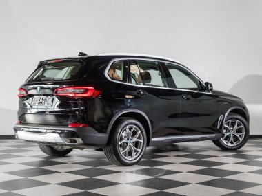 Novosibirsk, Rusya - Şubat 04, 2024: siyah BMW X5 bir otoosalon park edilmiş. Başka araba ve insan yok.. 