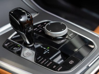 Novosibirsk, Rusya - Şubat 04, 2024: siyah BMW X5, hızlandırıcı kolu ve düğmeleri yakın plan. Modern bir iç mekan arabasının fotoğrafı..