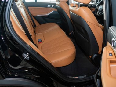Novosibirsk, Rusya - Şubat 04, 2024: siyah BMW X5, emniyet kemeri takılı turuncu arka koltuklara yakın çekim. modern araba iç mimarisi