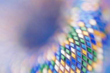 Cilt renginde eşkenar dörtgenlerin 3 boyutlu çizimi, yumuşak odaklanma. Paralelkenar desen. teknoloji geometri neon arkaplanı