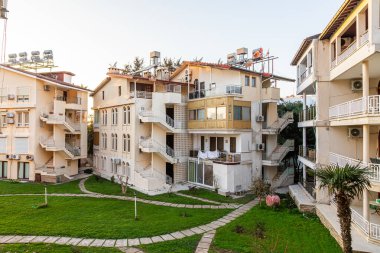 Taraf; Türkiye 04 Şubat 2024: temiz ve özgür bir şehir caddesi. Deniz kenarındaki turistik daireler. 