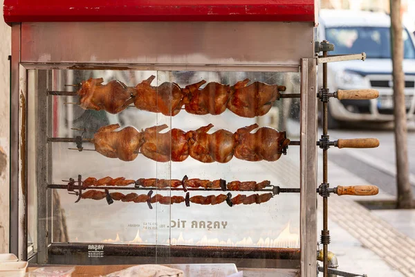 サイド トルコ 2024 カフェで屋外グリルで揚げられている鶏の死体のクローズアップ — ストック写真