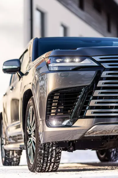 Model, araba reklamı için afiş. Gri yeni araba ön görünümü: Ksenon far, yan ayna, tampon ve kış zamanı başlık