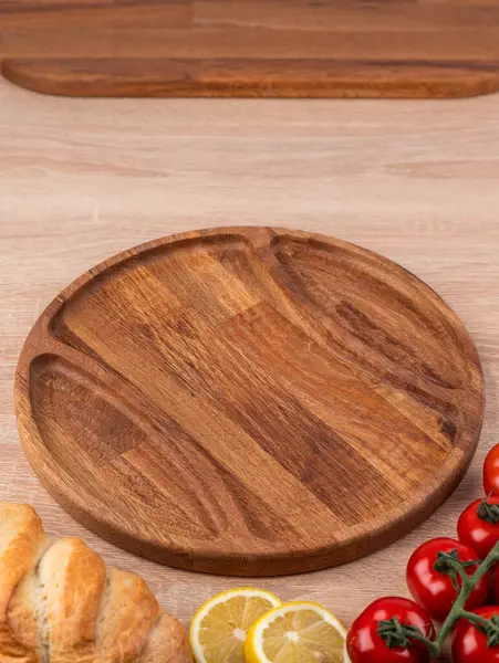 Boş bir tabak menazhnitsa sebze ve ekmekle süslenmiş ahşap bir masada elle yapılır.