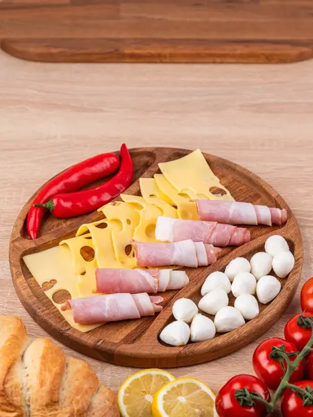 Gesorteerd Vlees Kaas Groenten Geserveerd Een Houten Bord Met Tomaten — Stockfoto