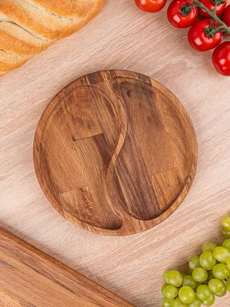 Boş bir tabak menazhnitsa sebze ve ekmekle süslenmiş ahşap bir masada elle yapılır.