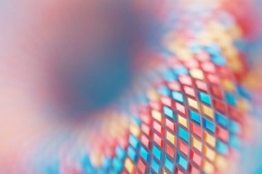 Cilt renginde eşkenar dörtgenlerin 3 boyutlu çizimi, yumuşak odaklanma. Paralelkenar desen. teknoloji geometri neon arkaplanı