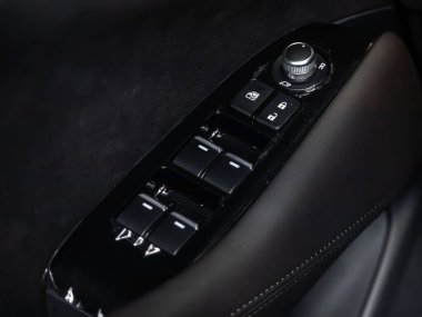 Novosibirsk, Rusya - 20 Şubat 2024: Mazda Atenza, yan kapı düğmeleri: pencere ayarlama düğmeleri, kapı kilidi