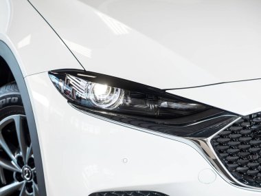 Novosibirsk, Rusya - 20 Şubat 2024: Mazda CX-4, dış görev. Modern araba ksenon lambasına yakın dur.