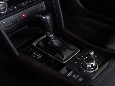 Novosibirsk, Rusya - 20 Şubat 2024: Mazda CX-4, manuel şanzıman şanzıman kolunu kapatın. Hızlandırıcı sapı ve yeni bir arabanın düğmeleri. 