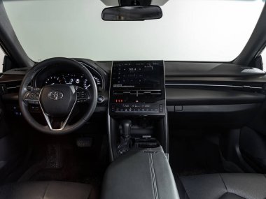 Novosibirsk, Rusya - 20 Şubat 2024: Toyota Avalon, lüks araba İçişleri - gösterge paneli, oyuncu, logo ve düğmeli direksiyon, hız göstergesi ve taktik ölçer