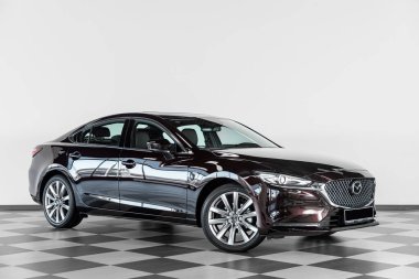 Novosibirsk, Rusya - 20 Şubat 2024: Mazda Atenza otoparkta. Başka araba ve insan yok.. 