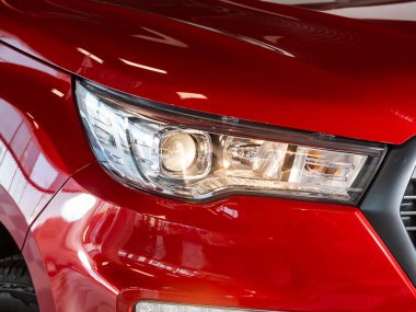 Novosibirsk, Rusya - 20 Şubat 2024: Foton Tunland, dış görev. Modern araba ksenon lambasına yakın dur.