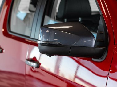 Novosibirsk, Rusya - 20 Şubat 2024: Foton Tunland, yakın plan bir arabanın yan aynası. Dış detay