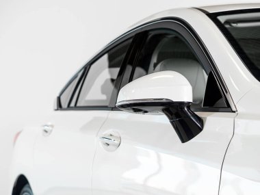 Novosibirsk, Rusya - 20 Şubat 2024: Hongqi H5, yakın plan bir arabanın yan aynası. Dış detay