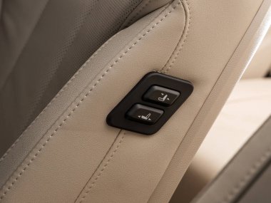 Novosibirsk, Rusya - 20 Şubat 2024: Hongqi H5, araç panelinde koltuk ayarlama düğmeleri, ticari işaret yok