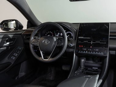 Novosibirsk, Rusya - 20 Şubat 2024: Toyota Avalon, Araç İçi - direksiyon, vites kolu ve gösterge paneli, iklim kontrolü, hız göstergesi,.