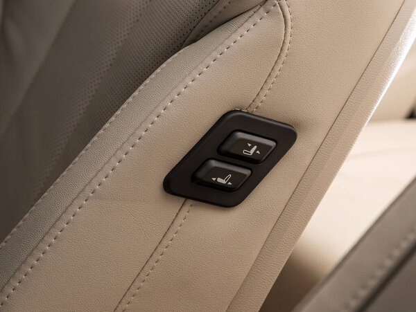 Новосибирск, Россия - 20 февраля 2024 года: Hongqi H5, кнопка крупным планом установки сидений на автомобильной панели, без торговой марки