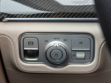 Novosibirsk, Rusya - 29 Şubat 2024: Mercedes-Benz GLE, yakın plan koltuk farları. modern araba iç mimarisi