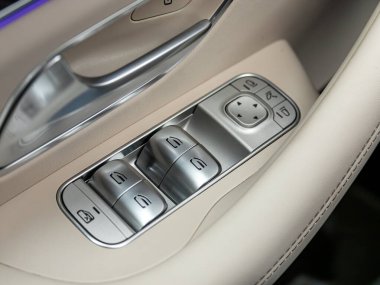 Novosibirsk, Rusya - 29 Şubat 2024: Mercedes-Benz GLE, yan kapı düğmeleri: pencere ayarlama düğmeleri, kapı kilidi