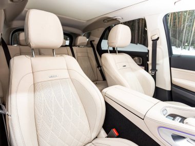 Novosibirsk, Rusya - 29 Şubat 2024: Mercedes-Benz GLE, beyaz derili yolcular için arka koltuk. Rahat vagon içeride.