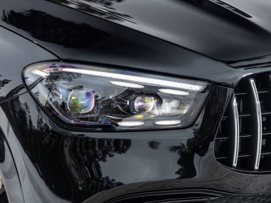 Novosibirsk, Rusya - 29 Şubat 2024: Mercedes-Benz GLE, açık ışık, tampon, sis ışıkları ile siyah arabanın yakın çekim