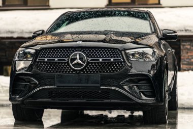 Novosibirsk, Rusya - 11 Şubat 2024: siyah Mercedes-Benz GLE Coupe park, ön görüş karşı 