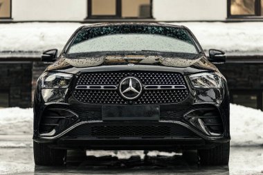 Novosibirsk, Rusya - 11 Şubat 2024: siyah Mercedes-Benz GLE Coupe. Başka araba ve insan yok.. 