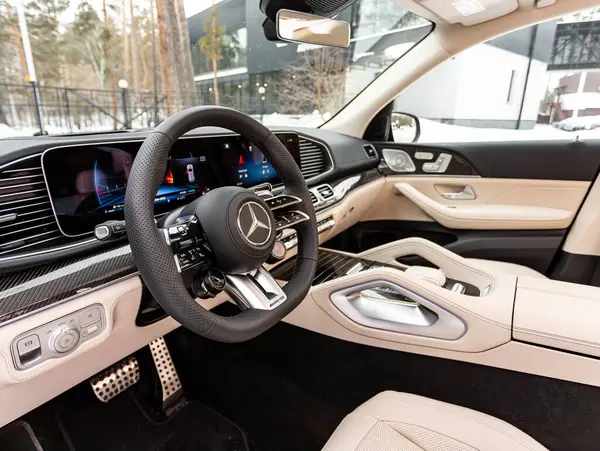 Novosibirsk Rússia Fevereiro 2024 Mercedes Benz Gle Salão Novo Carro — Fotografia de Stock