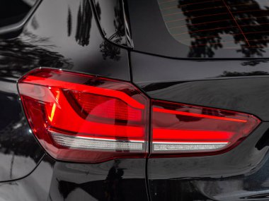 Novosibirsk, Rusya - 29 Şubat 2024: BMW X5, LED stop lambası modern arabalarından birinin detaylarını kapat. Harici ayrıntılı otomobil.