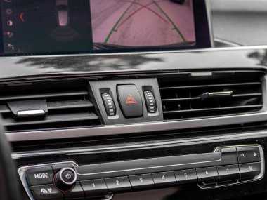 Novosibirsk, Rusya - 29 Şubat 2024: BMW X5, araba panelinde kırmızı alarm düğmeleri, ticari işaret yok