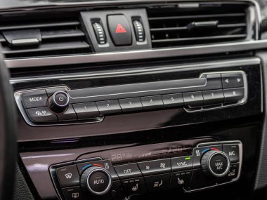 Novosibirsk, Rusya - 29 Şubat 2024: BMW X5, Araba Ses Sistemi Konsepti. Arabada müzik çalar. 