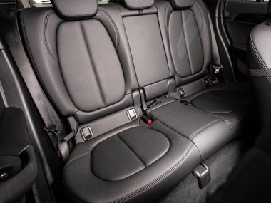 Novosibirsk, Rusya - 29 Şubat 2024: BMW X5, Araç içi, arka siyah koltukların bir kısmı
