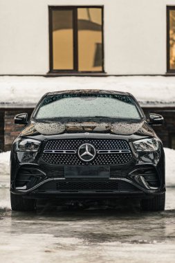 Novosibirsk, Rusya - 11 Şubat 2024: siyah Mercedes-Benz GLE Coupe park, ön görüş karşı 