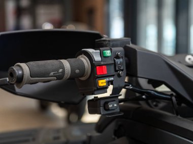 Novosibirsk, Rusya - 13 Mart 2024: Yabancı ATV: ATV, AV motoru sağ yol tutuşu hız kırma bölümü detayı