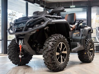 Novosibirsk, Rusya - 13 Mart 2024: Outlander ATV, Novosibirsk, Rusya - 13 Mart 2024: Outlander ATV, front view, off-road park yeri