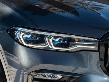 Novosibirsk, Rusya - 13 Mart 2024: BMW X7, Açık ışıklı, tamponlu, sisli siyah arabayı kapatın