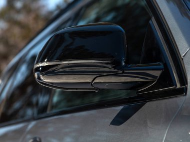 Novosibirsk, Rusya - 13 Mart 2024: BMW X7, siyah bir arabanın yan aynası. Dış detay