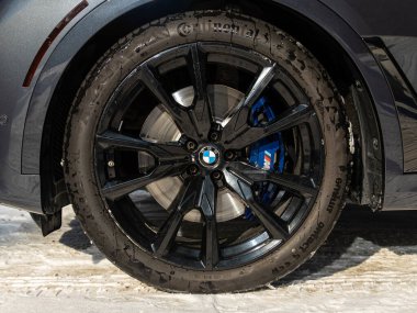 Novosibirsk, Rusya - 13 Mart 2024: BMW X7, tampon, alaşımlı tekerlek, araba temizleme, tekerlek