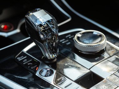 Novosibirsk, Rusya - 13 Mart 2024: BMW X7, manuel vites kutusunun şanzıman kolunu kapatın. Hızlandırıcı sapı ve yeni bir arabanın düğmeleri.