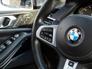 Novosibirsk, Rusya - 13 Mart 2024: BMW X7, direksiyon, müzik, kontrol sistemi ve arabadaki sesli telefon. modern araba iç mimarisi