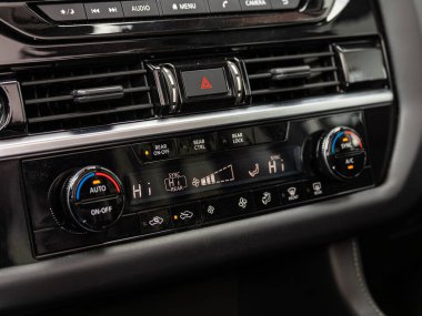 Novosibirsk, Rusya - 22 Mart 2024: Nissan Pathfinder, Klima panelindeki arabanın klimasını açmak için düğmeler