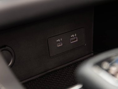 Novosibirsk, Rusya - 22 Mart 2024: Nissan Pathfinder, otomobil panelinde iki USB port