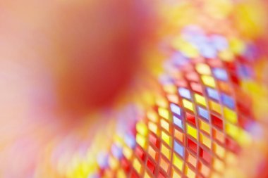 Cilt renginde eşkenar dörtgenlerin 3 boyutlu çizimi, yumuşak odaklanma. Paralelkenar desen. teknoloji geometri neon arkaplanı