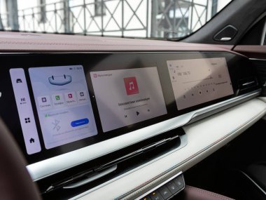 Novosibirsk, Rusya - 22 Mart 2024: Geely Monjaro, Ses stereo sistemi, modern bir arabanın kontrol paneli ve radyosu