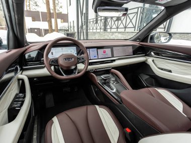 Novosibirsk, Rusya - 22 Mart 2024: Geely Monjaro, direksiyonlu, vites kolu ve gösterge paneli, iklim kontrolü, hız göstergesi, vites gösterici