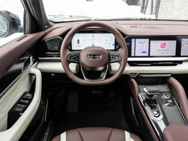 Novosibirsk, Rusya - 22 Mart 2024: Geely Monjaro, Prestige araba içi gösterge paneli, direksiyon simidi, hız göstergesi ve taktik ölçer. İçi kahverengi deri..