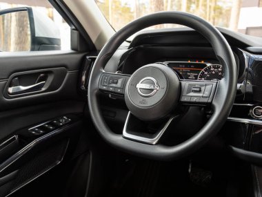 Novosibirsk, Rusya - 22 Mart 2024: Nissan Pathfinder, Prestige araç içi gösterge paneli, direksiyon simidi, hız göstergesi ve taktik ölçer. Siyah deri iç döşeme.